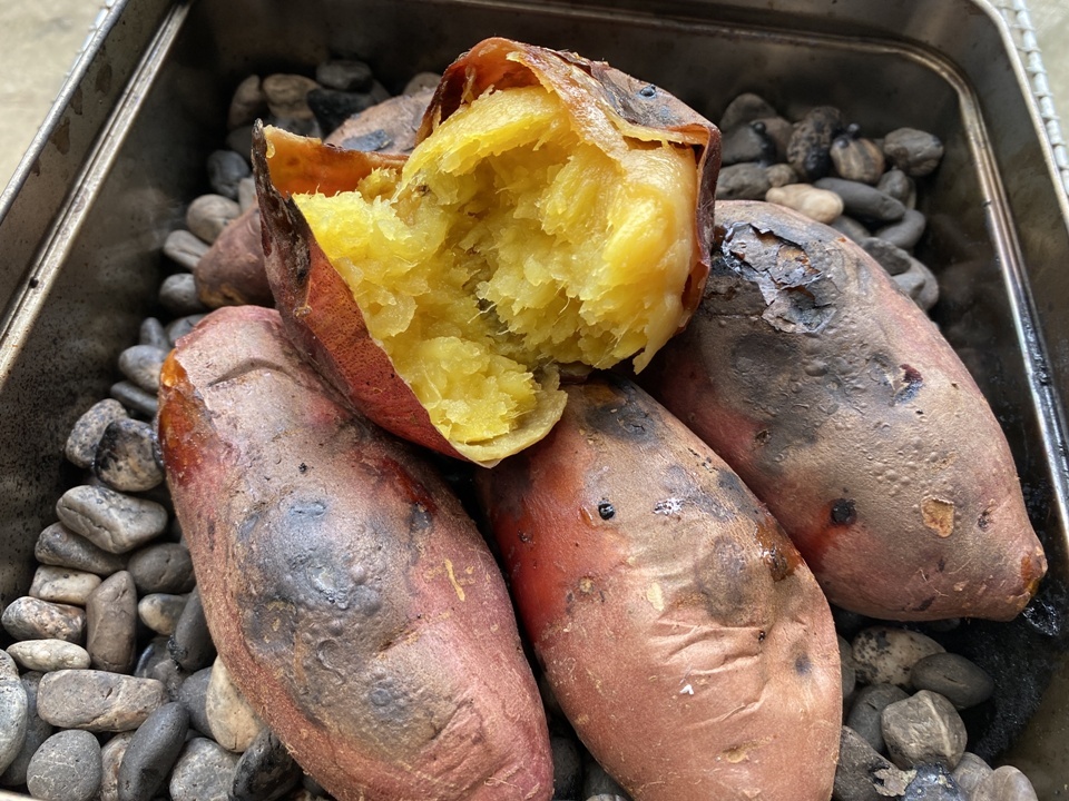 要說最能吃出地瓜原味的方式，非烤地瓜莫屬，只要一開烤箱，香氣就能讓家裡瞬間充滿冬日街頭的氣息。