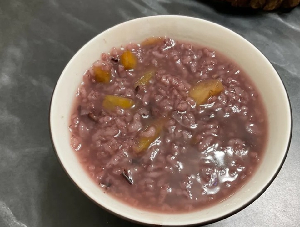 地瓜紫米粥帶著淡淡的穀香，和地瓜的自然甘甜味交織在一起，入口滑順又有層次，一碗下肚整天都充滿能量。