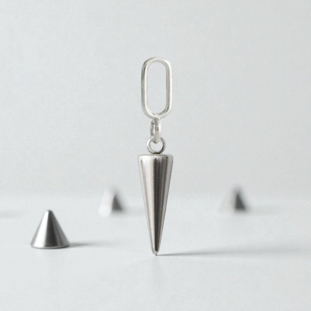 OLIVMEW 尖錐綴飾 形象圖