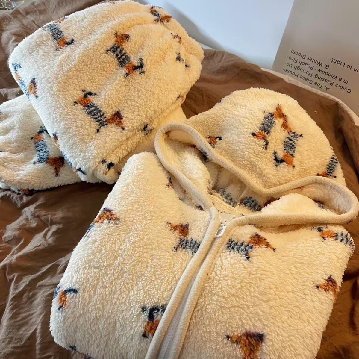 《6352》臘腸狗米粒絨加厚連帽睡衣套裝