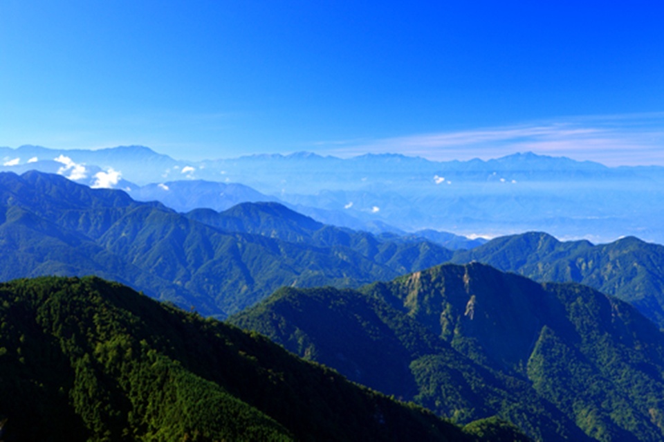 鳶嘴山的路線分為兩種：一條是適合新手的「主峰來回路線」，另一條則是挑戰性更高的「鳶嘴山－稍來山縱走路線」。