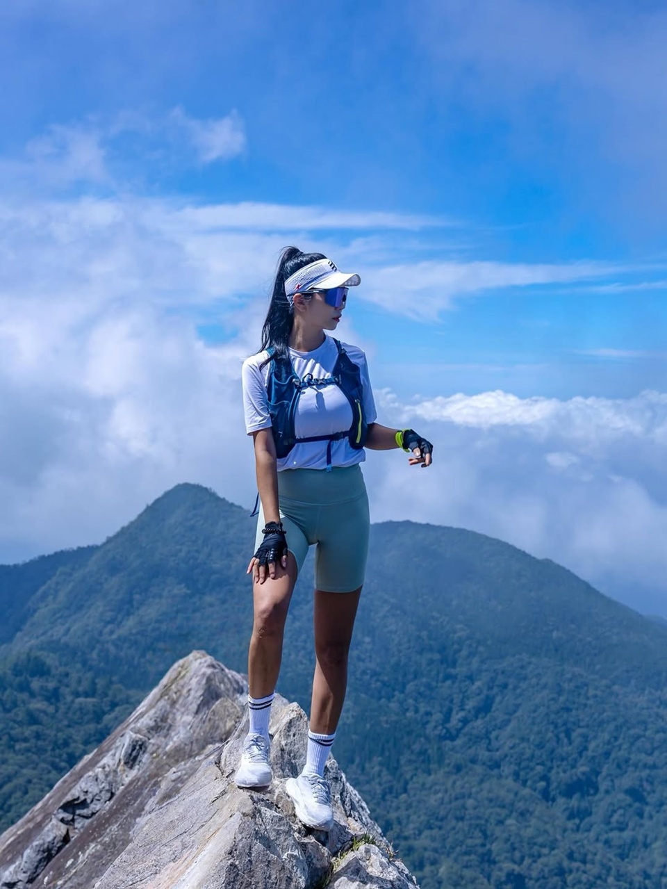 鳶嘴山最具代表性的畫面，山勢如刀刃般銳利，兩側懸崖交錯，氣勢磅礡。