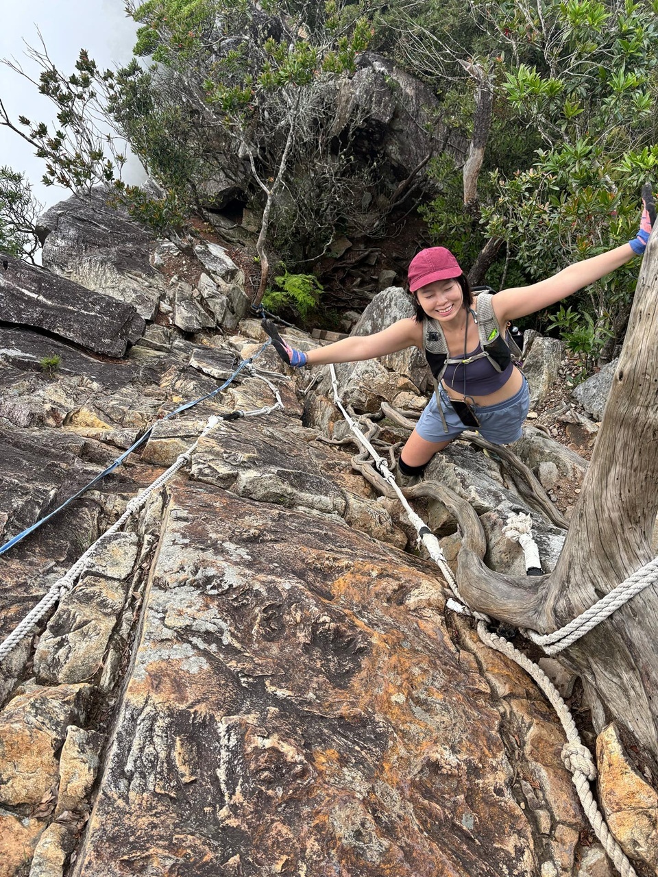 鳶嘴山沿途的拉繩攀岩區則是許多登山者的「勇氣照」取景點，從低角度仰拍，將人物動作、岩稜與背後的雲霧一起帶入畫面。