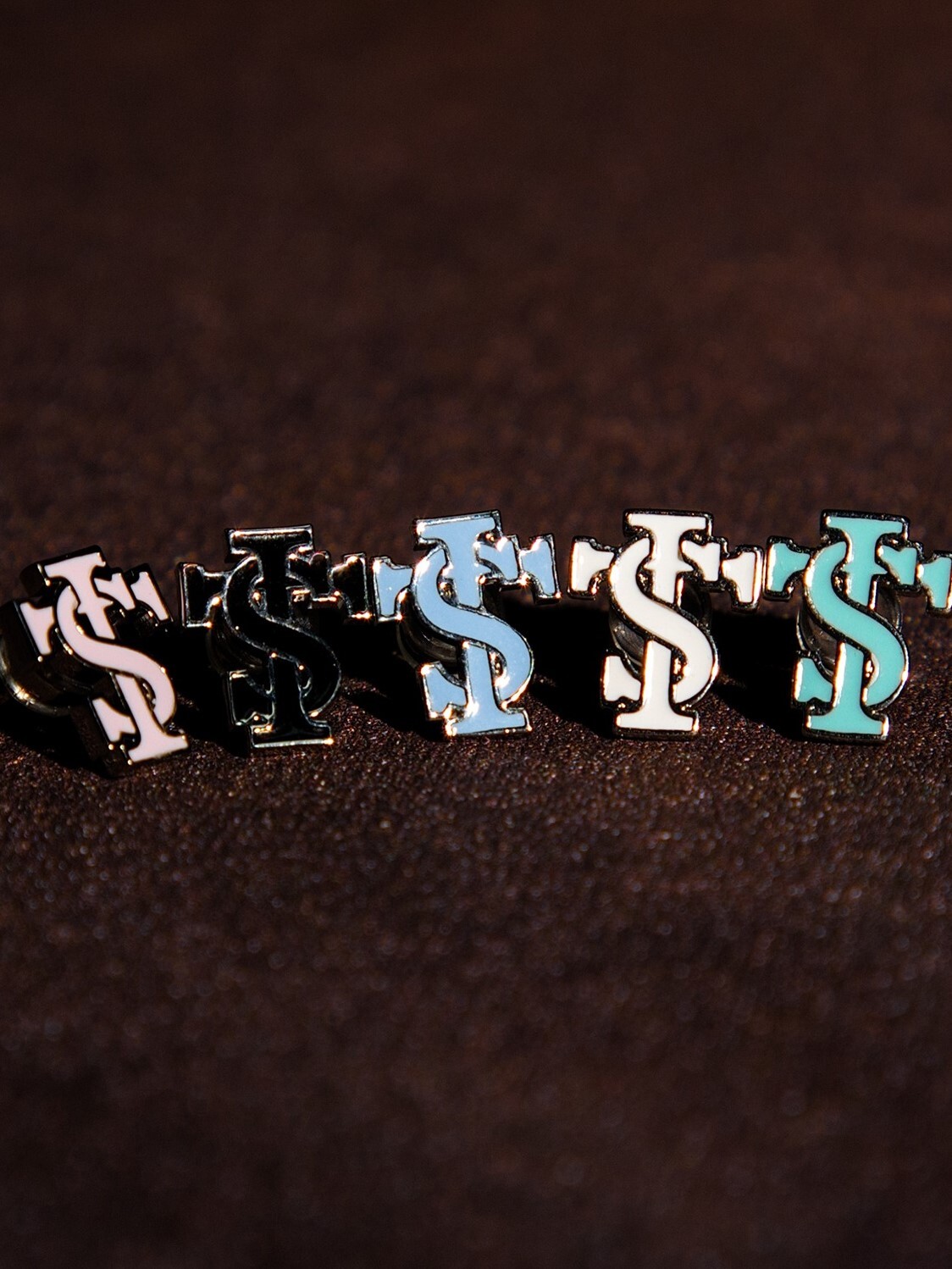 STK SmallTownKid  Logo 多色 珐琅耳釘