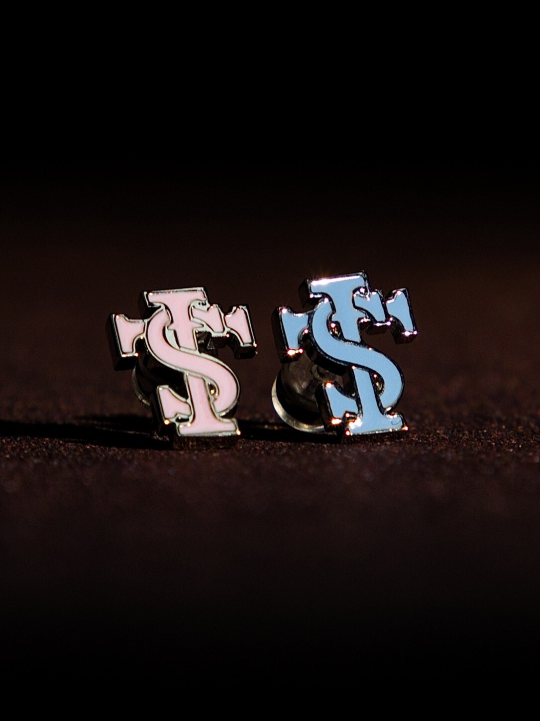 STK SmallTownKid  Logo 多色 珐琅耳釘