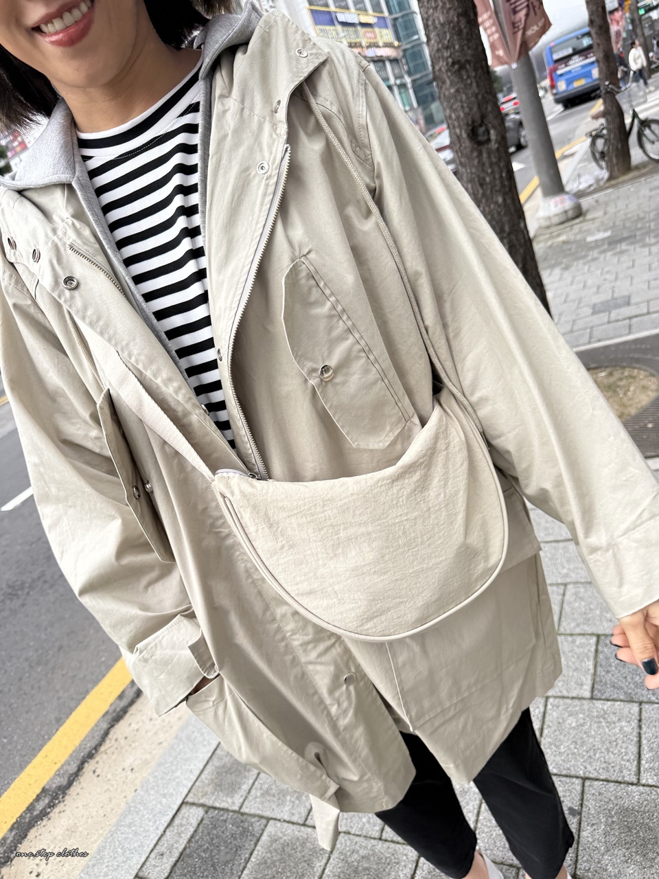 正韓小半月尼龍輕量斜背包 (卡其)