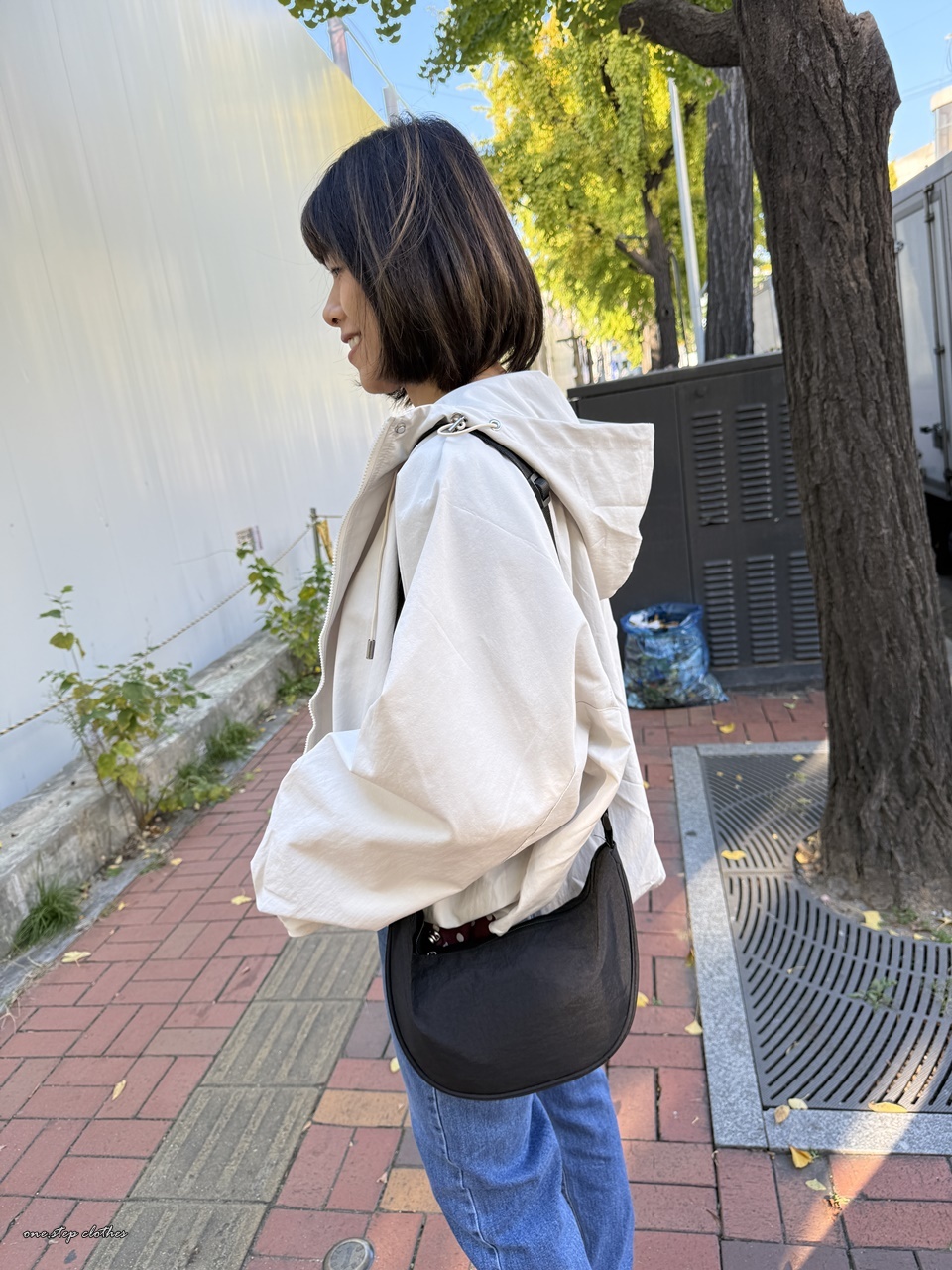 正韓小半月尼龍輕量斜背包 (黑)