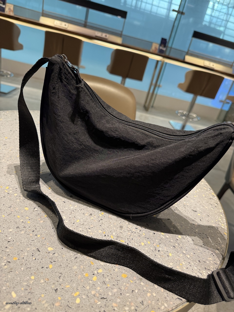 正韓小半月尼龍輕量斜背包 (黑)