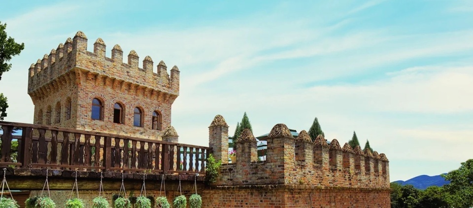 去完新社花海，下午可以去新社古堡花園放鬆散步，從進門開始就像走進童話世界，充滿異國風情。