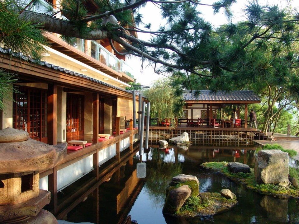 去完新社花海，一定要去被譽為「台中新社最夢幻的餐廳」的又見一炊煙，結合日式懷石料理與禪意美學。