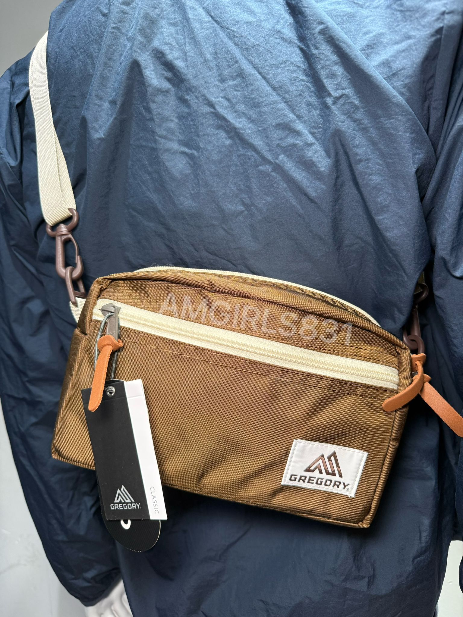 GREGORY PADDED SHOULDER POUCH M brown/beige