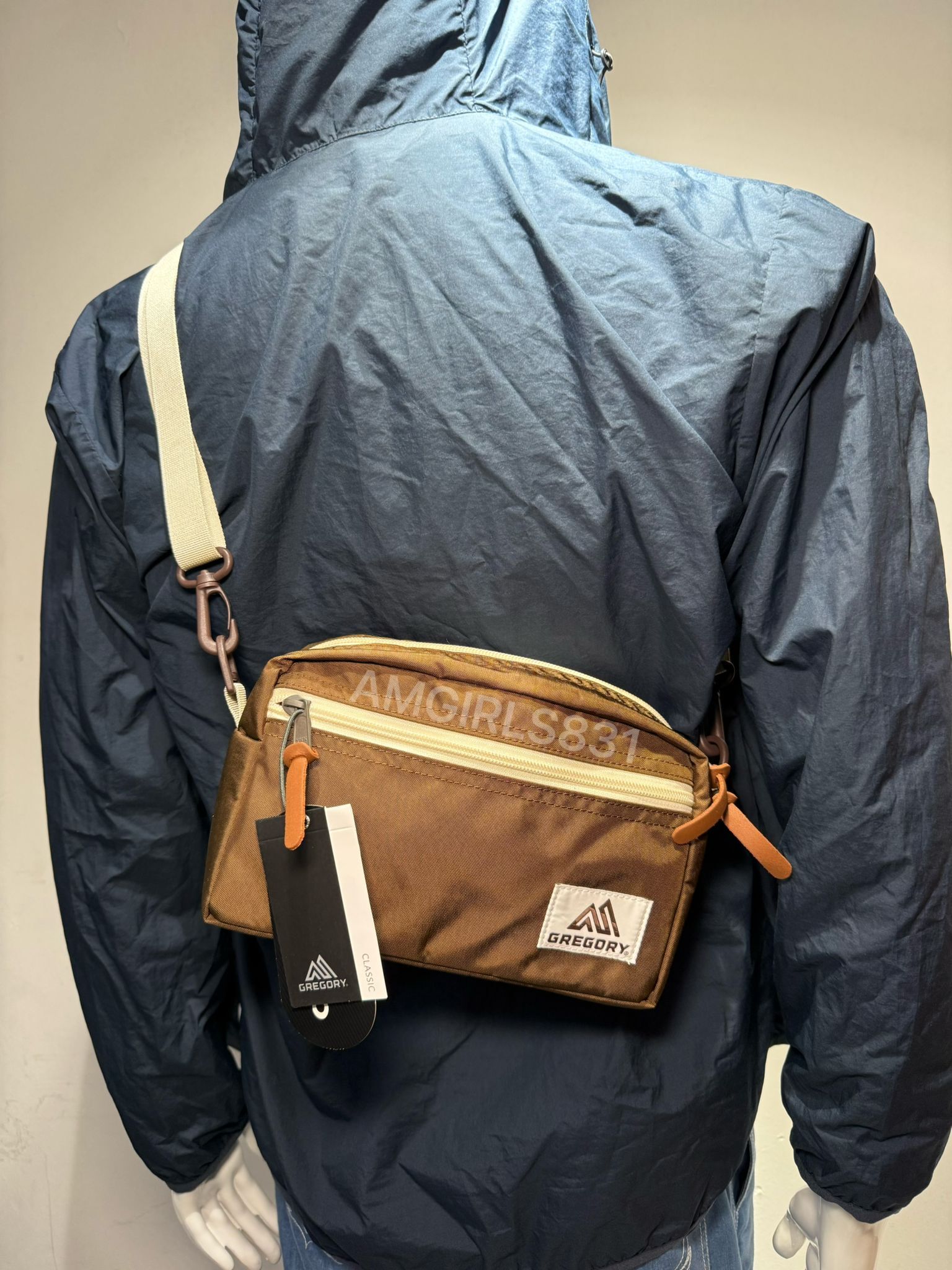 GREGORY PADDED SHOULDER POUCH M brown/beige