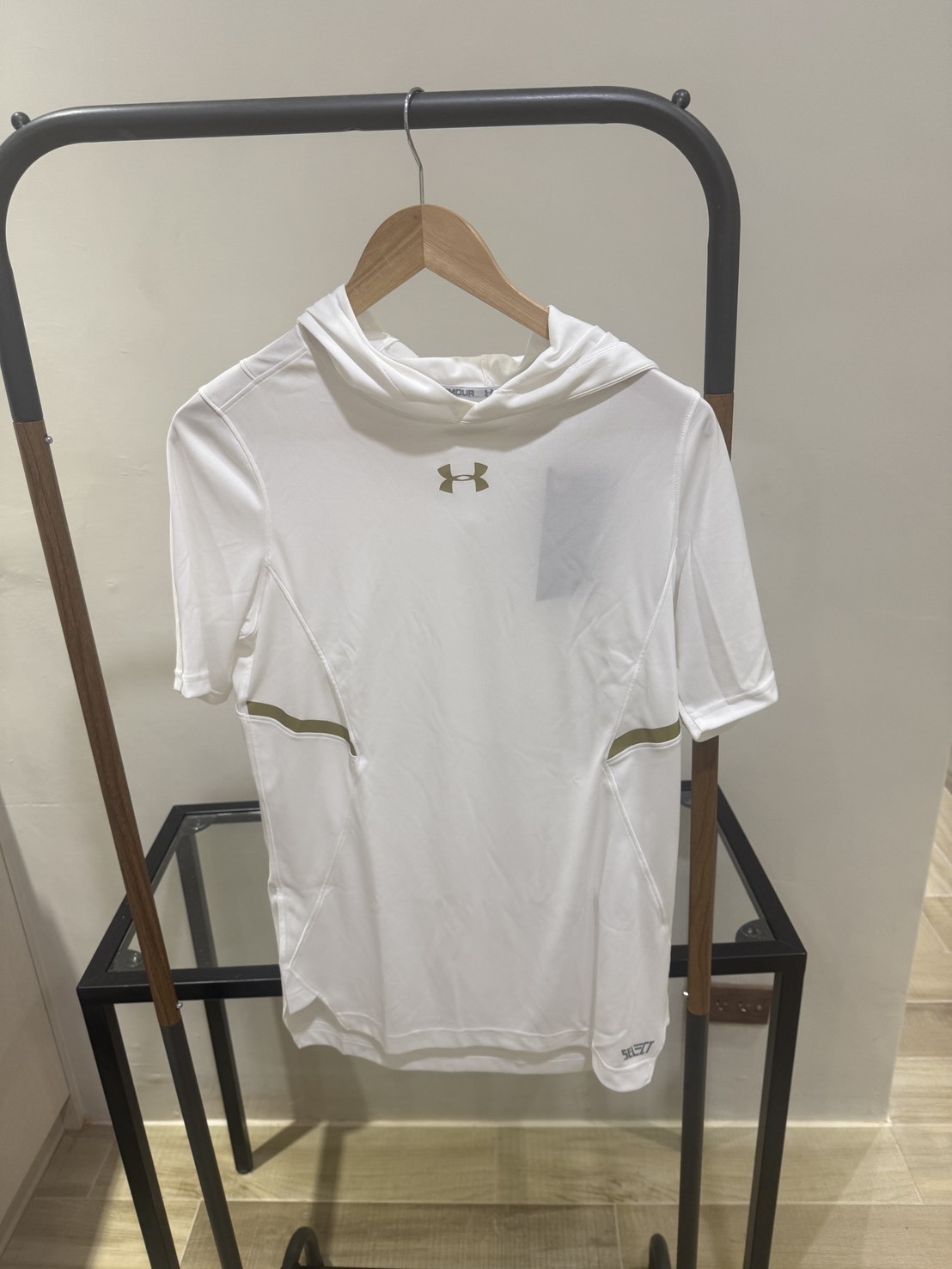 Under Armour 籃球系列 短袖連帽上衣｜球場上的潮流防禦工事 🏀🛡️