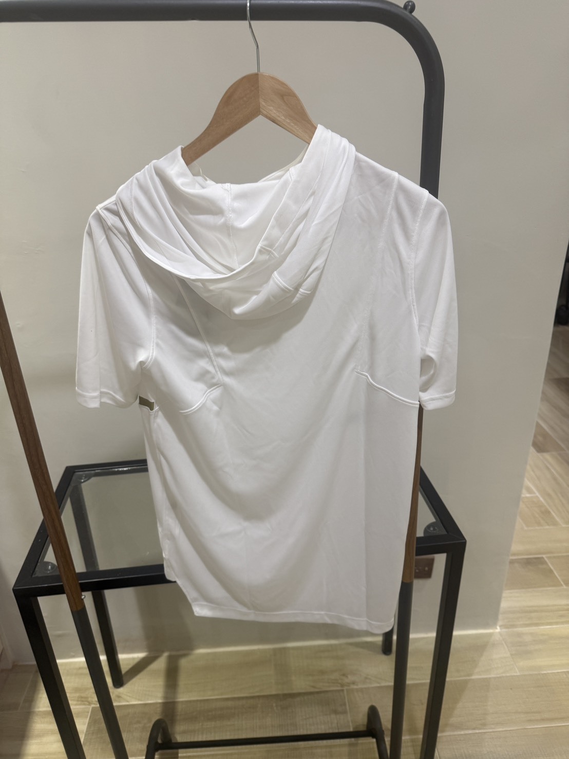 Under Armour 籃球系列 短袖連帽上衣｜球場上的潮流防禦工事 🏀🛡️