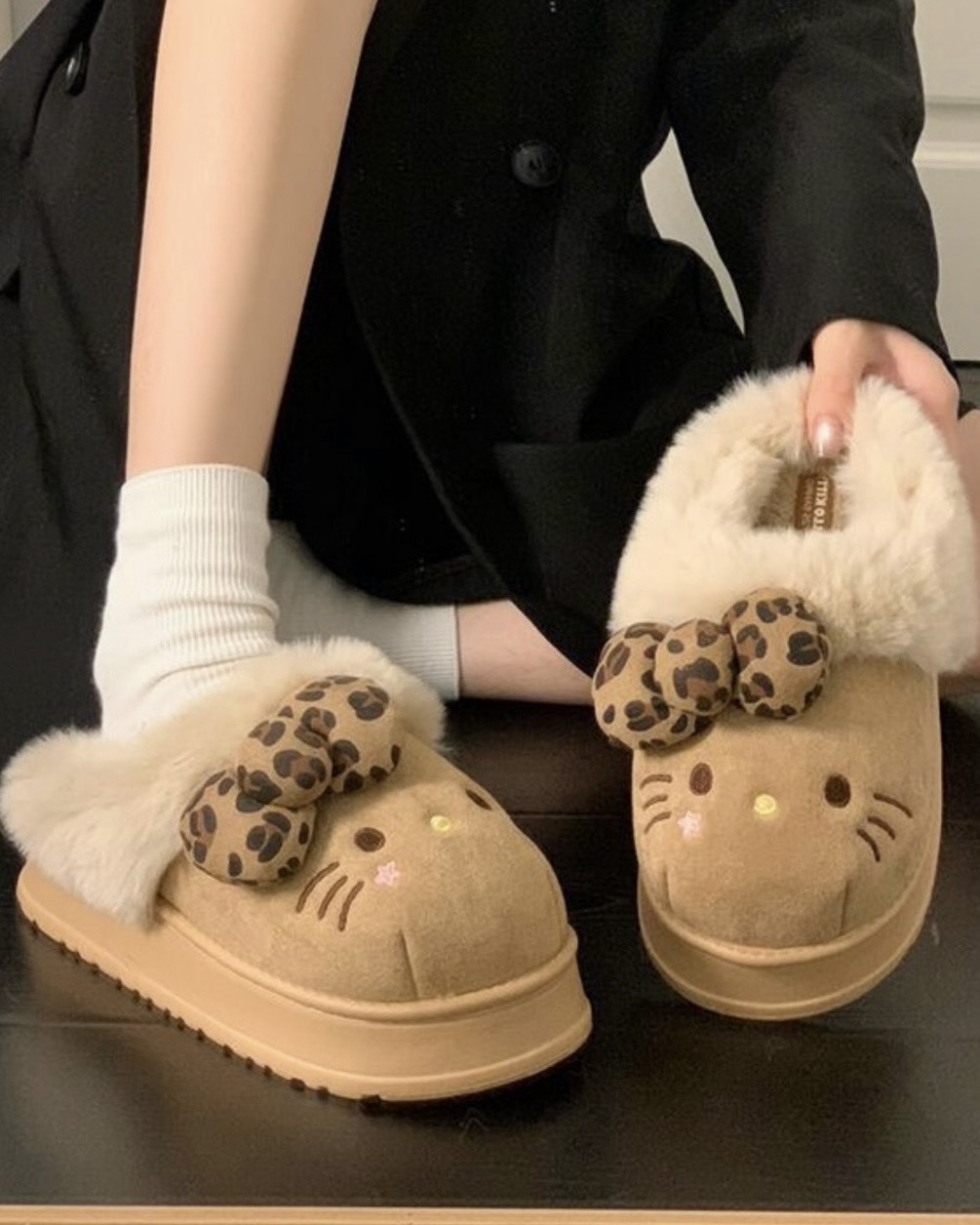 三麗鷗 Hello Kitty 豹紋蝴蝶結保暖毛絨拖 正版授權✨