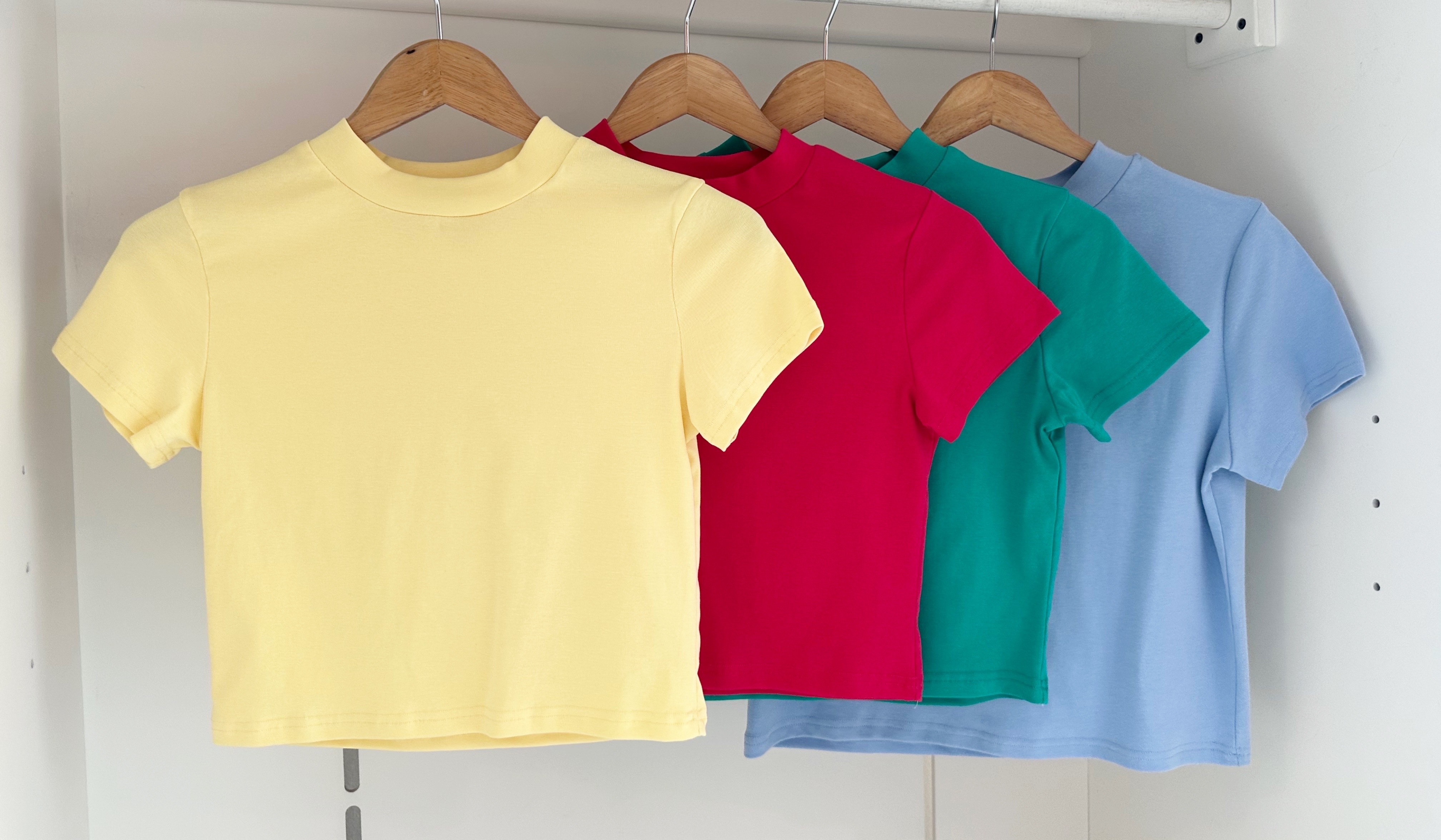 SHORT SLEEVE HIGH NECK CROP BLOUSE