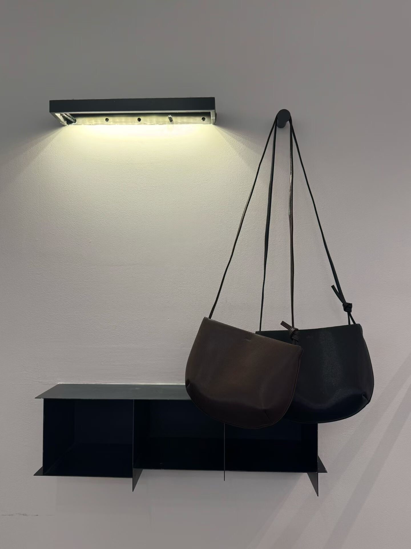 細帶牛皮口袋包