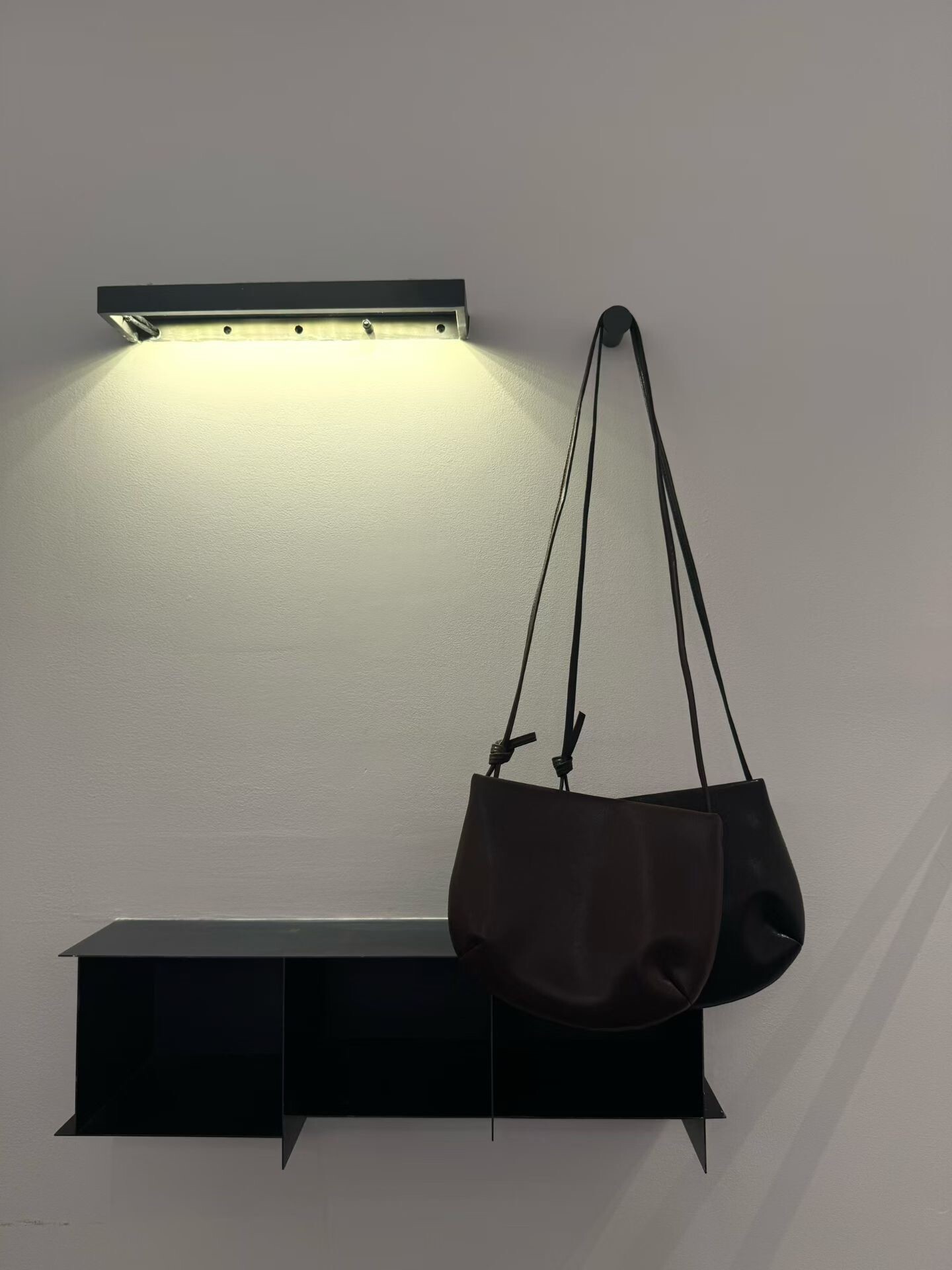 細帶牛皮口袋包