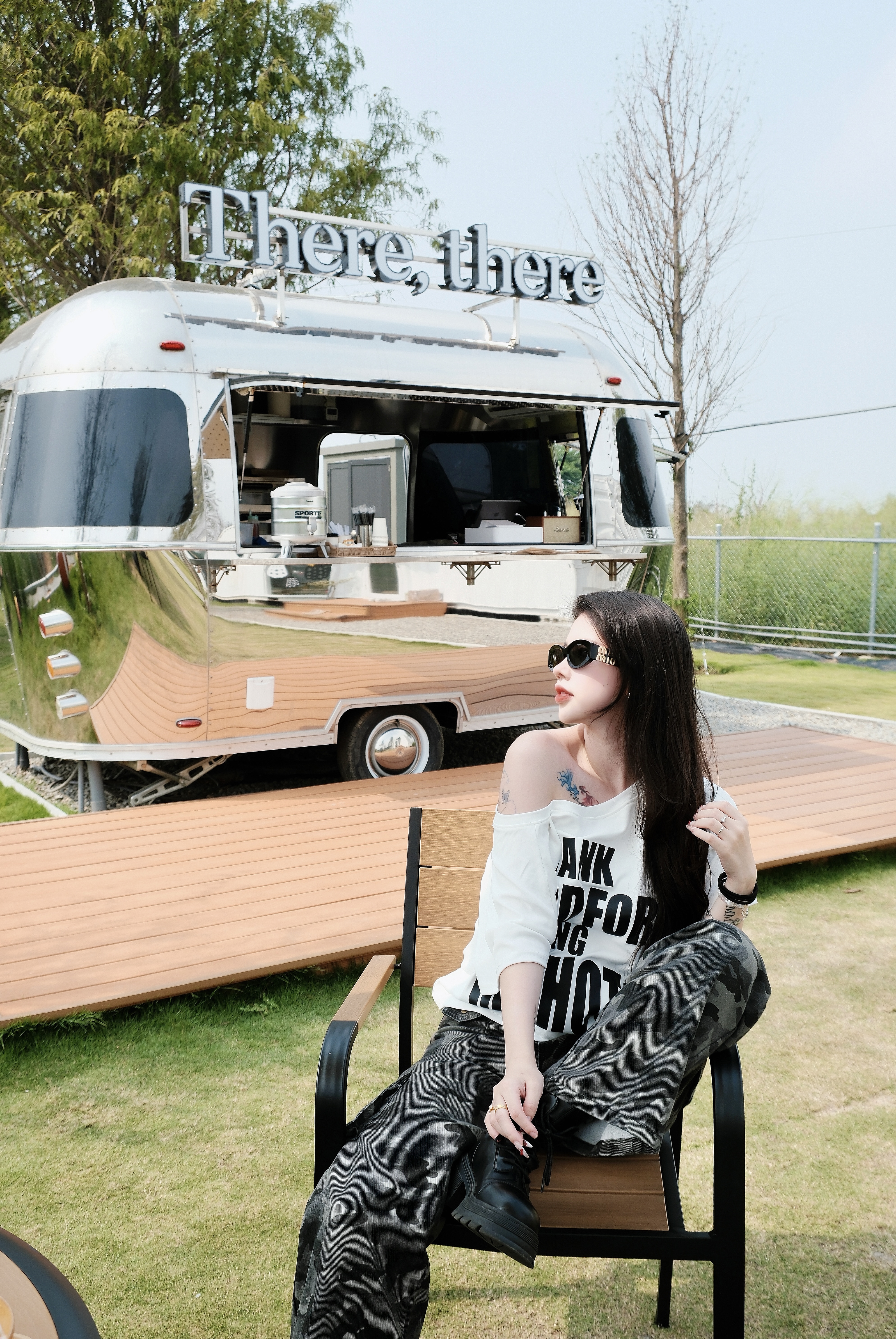 小辣妹斜肩字母衣🇺🇸