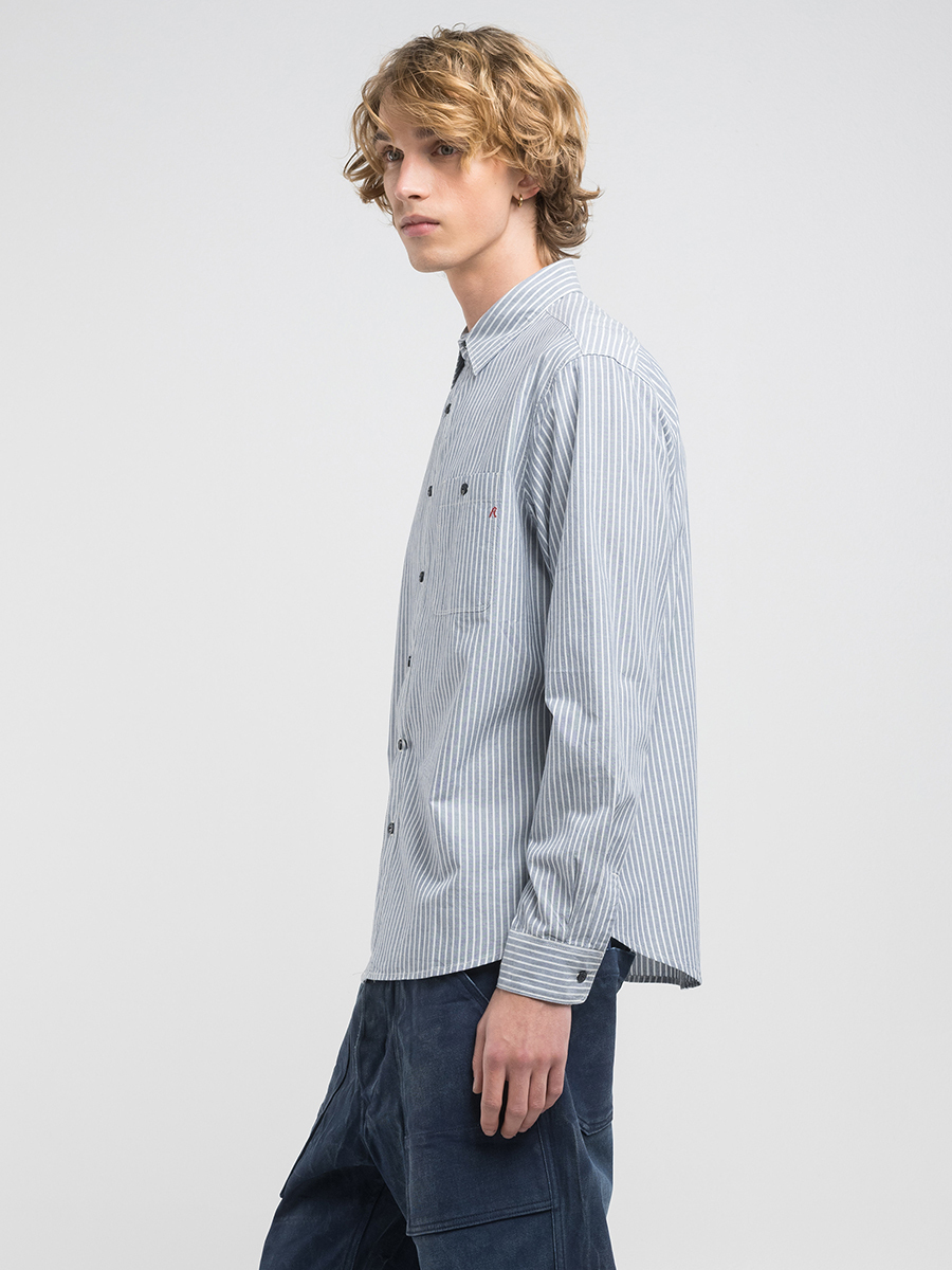 淺藍色直條紋襯衫