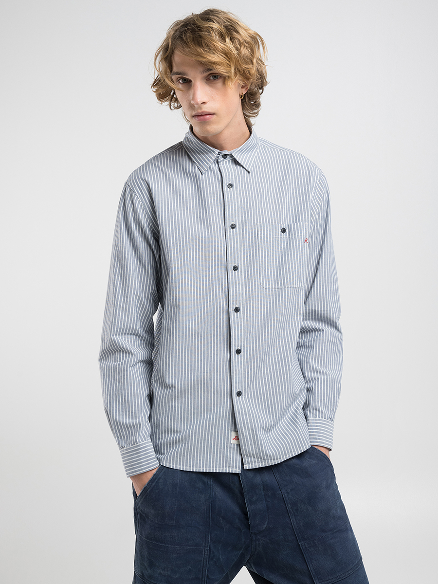 淺藍色直條紋襯衫