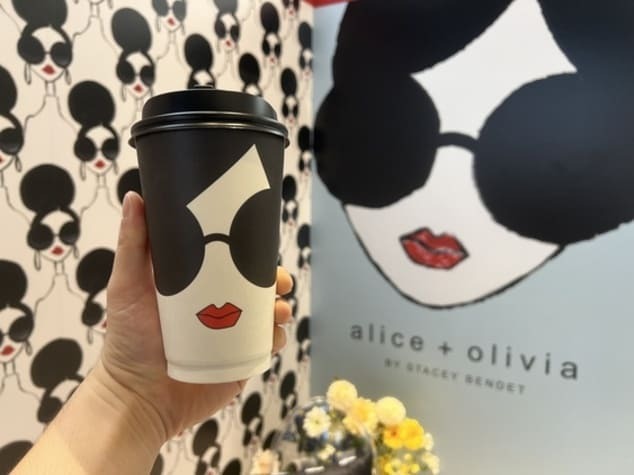 El.Olor × alice + olivia × 瑪黑茶 聯名飲品包裝 El.Olor × alice + olivia × 瑪黑茶:限定娃娃頭紙杯包裝