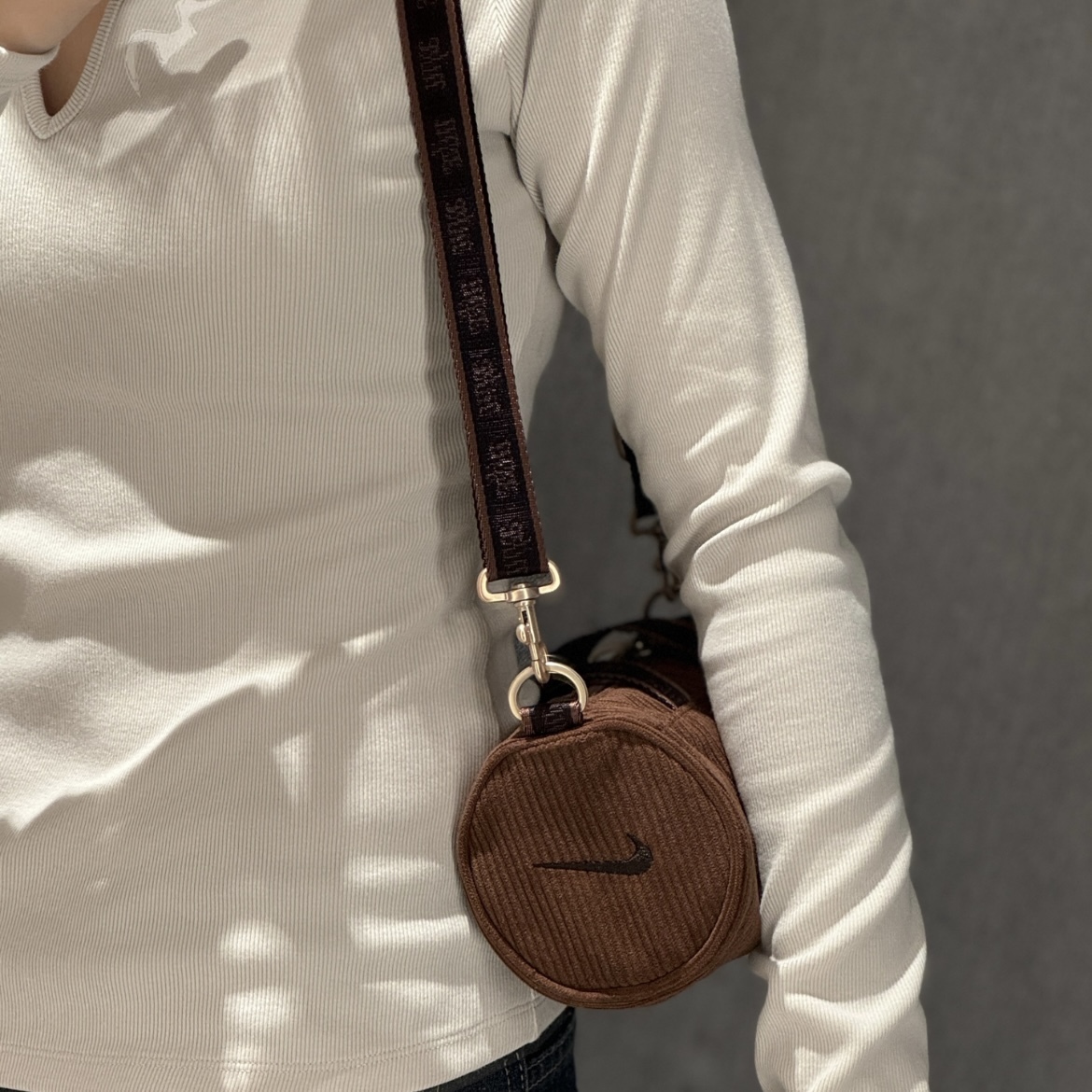 NIKE 2L 摩卡棕 咖啡 燈芯絨 水桶包 秋冬配件 可拆卸 斜肩包 手提包 HQ4106-265