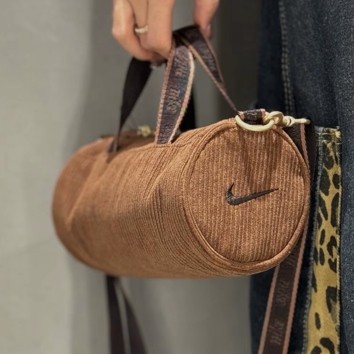 NIKE 2L 摩卡棕 咖啡 燈芯絨 水桶包 秋冬配件 可拆卸 斜肩包 手提包 HQ4106-265