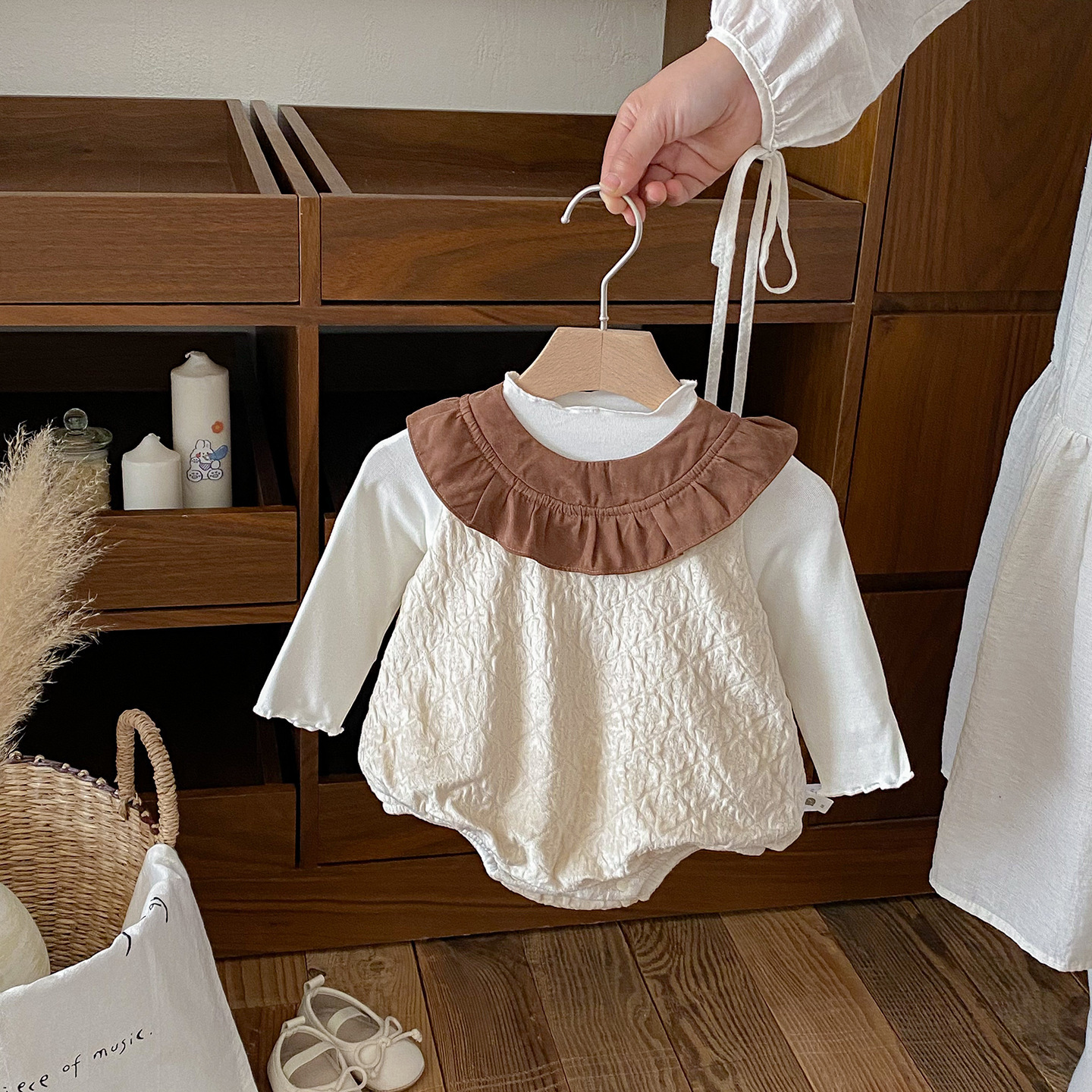 絨面壓紋荷領包屁衣套裝(66-90)