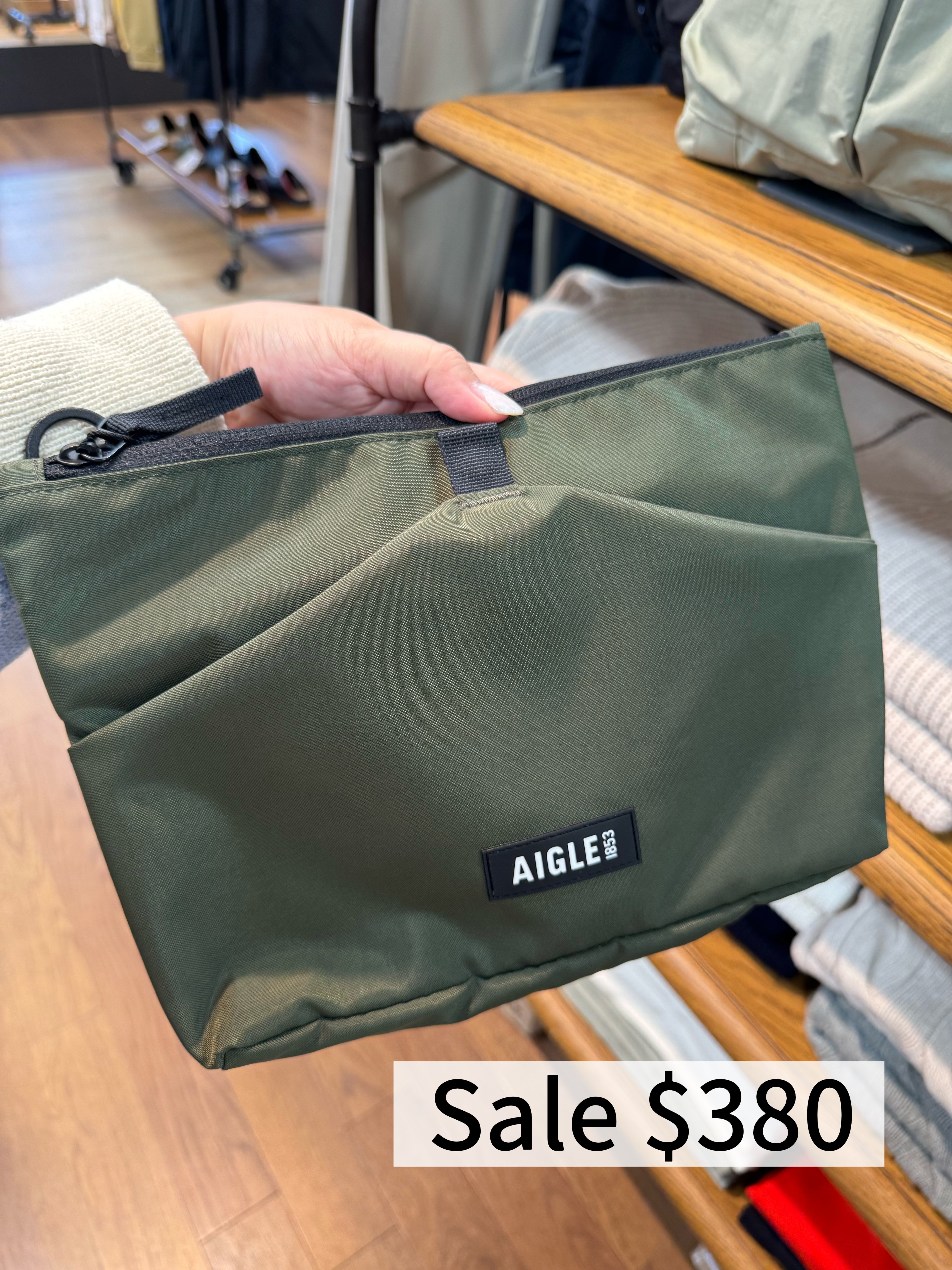 11月日本Outlet現場 AIGLE墨綠色斜孭袋