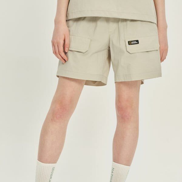 National Geographic 男款輕量彈力梭織短褲 | 多口袋休閒褲 (橡木米色)