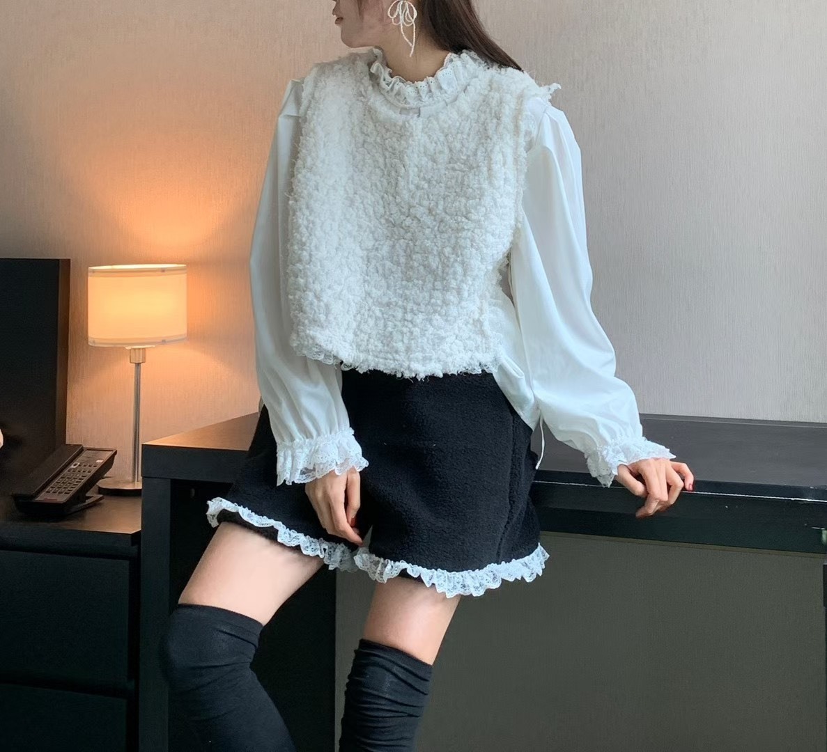 抓絨口袋蕾絲邊短褲