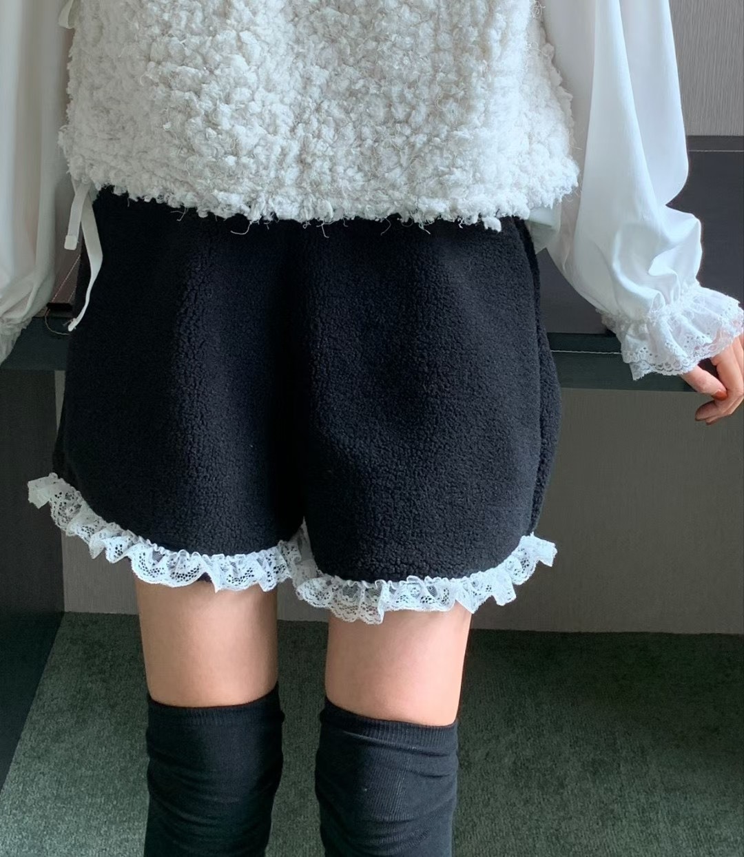 抓絨口袋蕾絲邊短褲