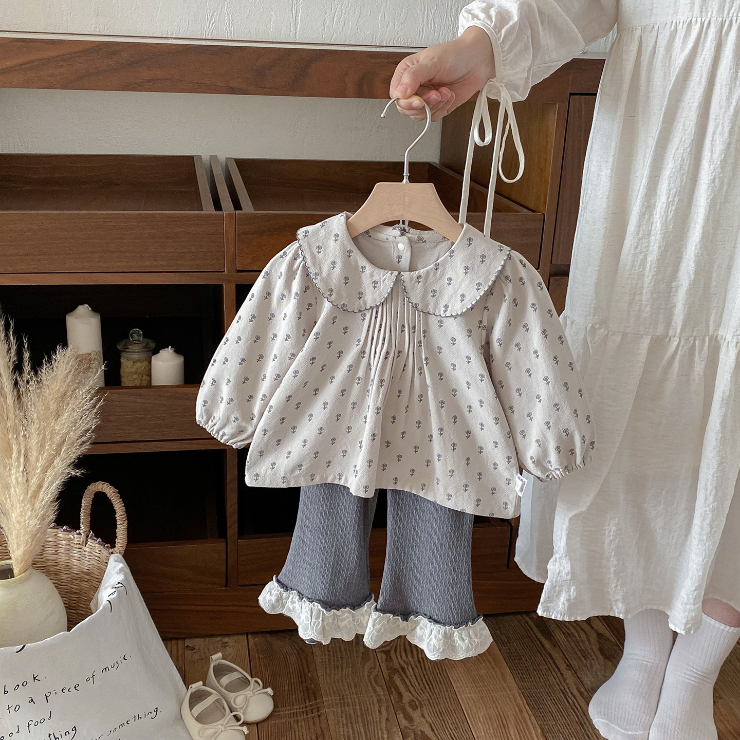 滿版花朵襯衫+蕾絲褲腳喇叭褲(73-100)