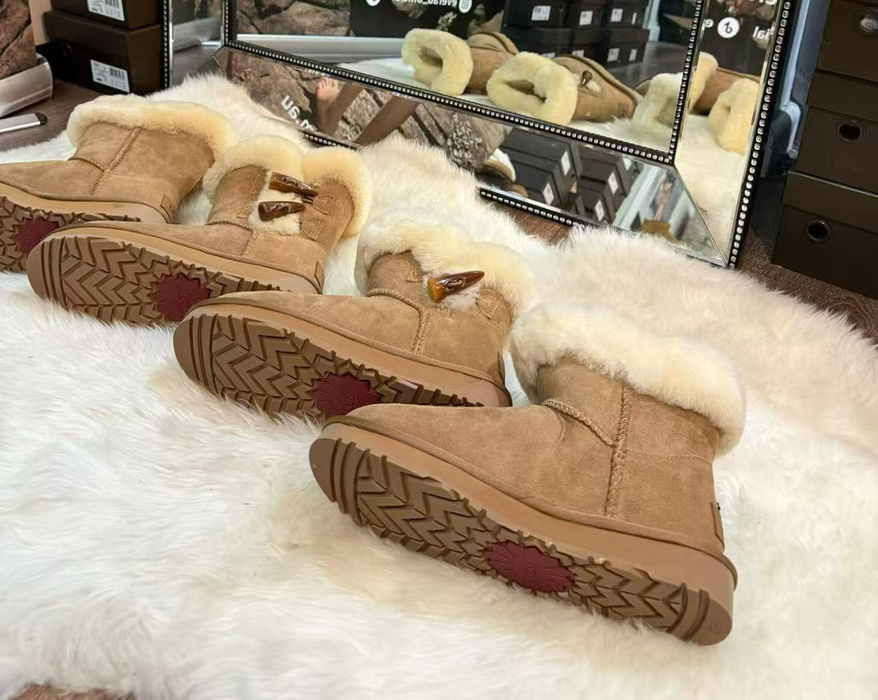UGG 牛角扣款雪地短靴 (Ozwear)