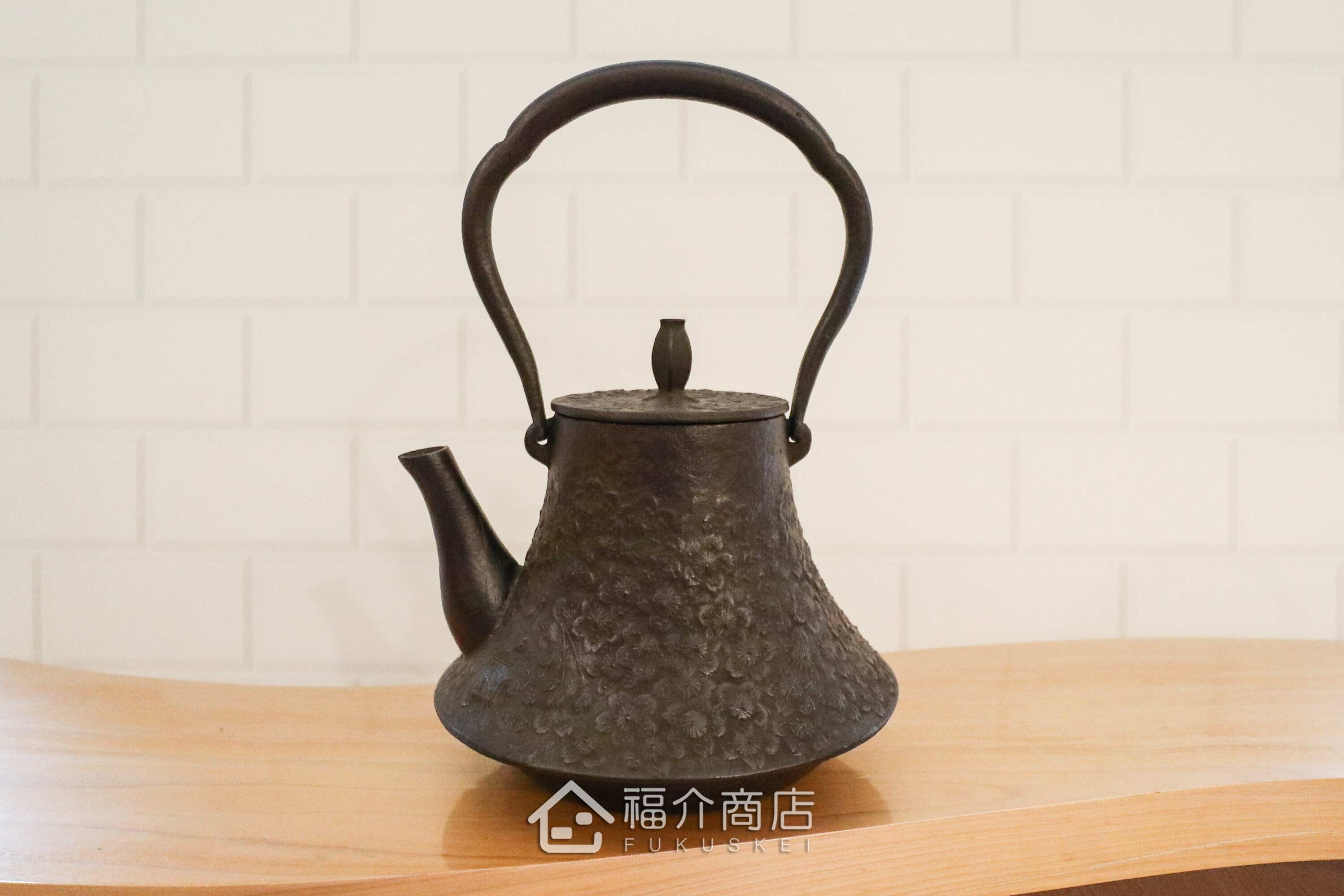 煮水泡茶用的日本製南部鐵器櫻花紋樣鑄鐵壺