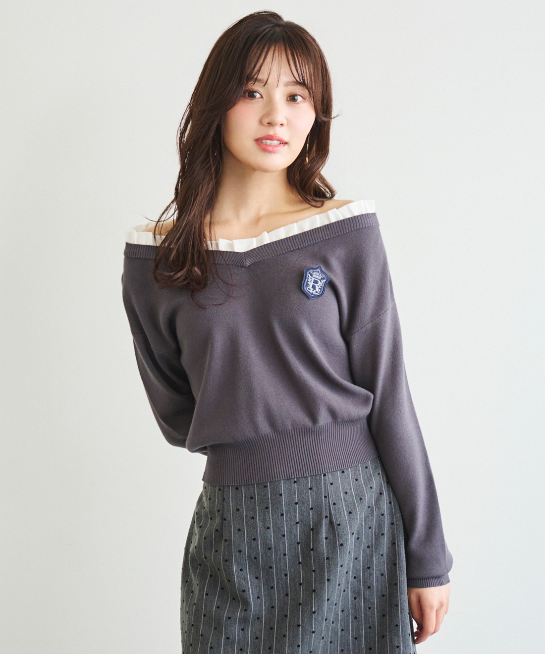 [預購] 折扣 LILLIAN CARAT 露肩設計針織上衣 附胸針裝飾