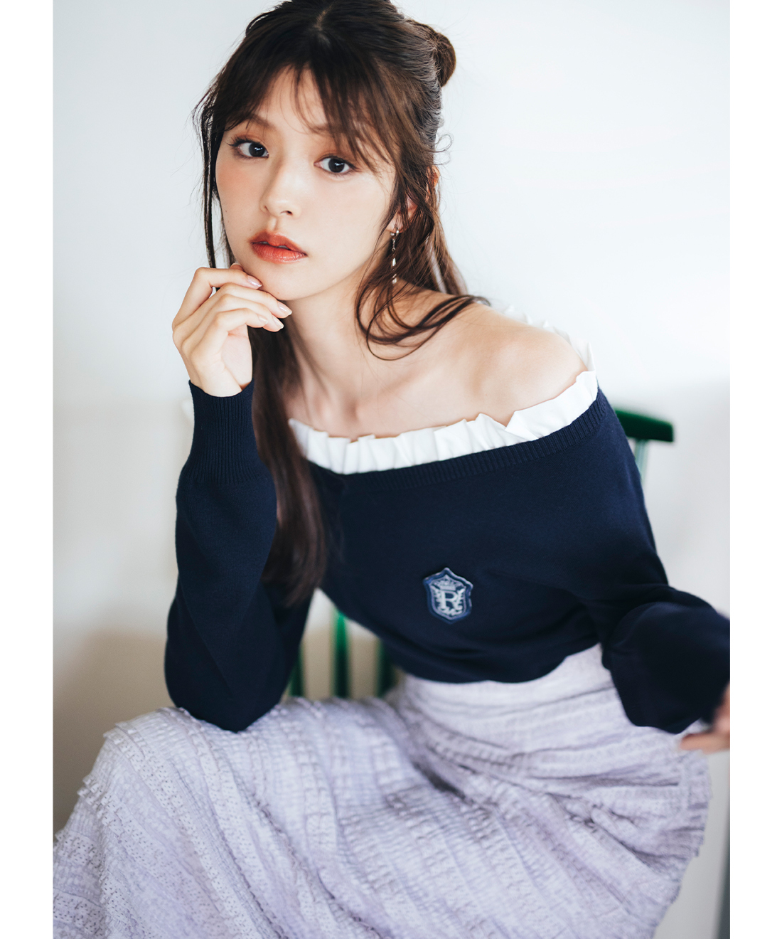 [預購] 折扣 LILLIAN CARAT 露肩設計針織上衣 附胸針裝飾