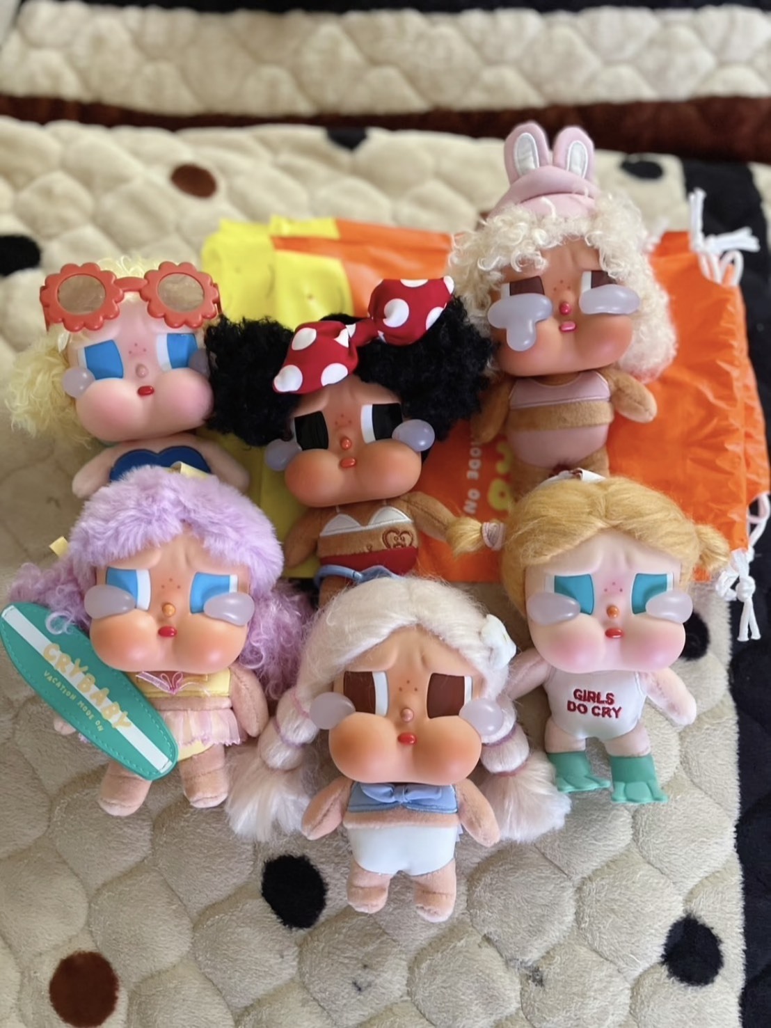 POP MART CRYBABY  VACATION MODE ON 哭娃 公仔 盲盒