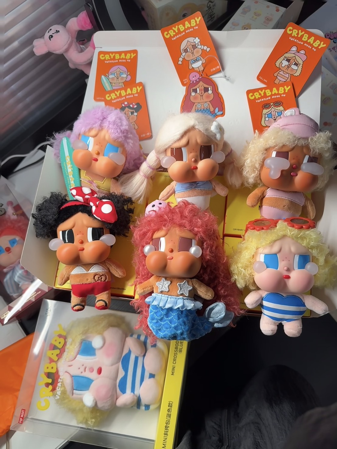POP MART CRYBABY  VACATION MODE ON 哭娃 公仔 盲盒