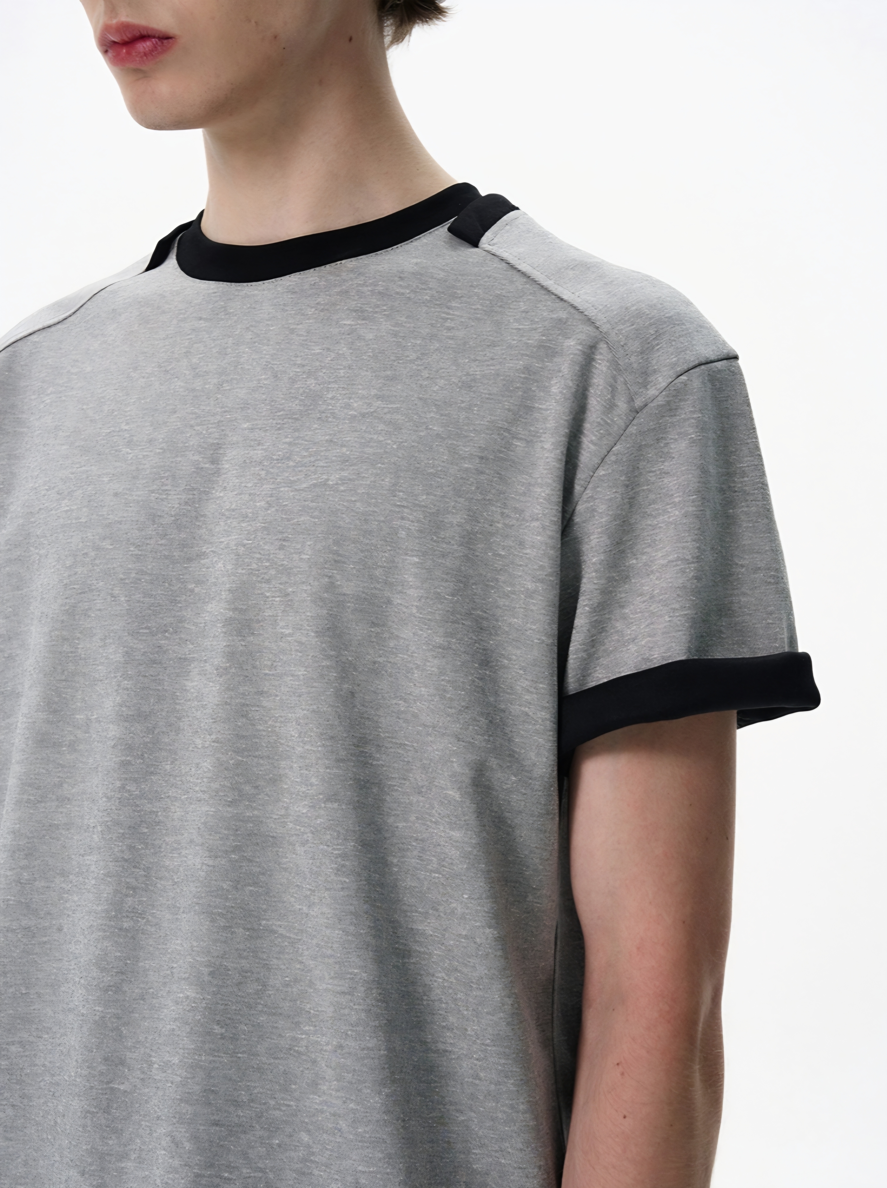 069. Contrast Crew Neck T-Shirt