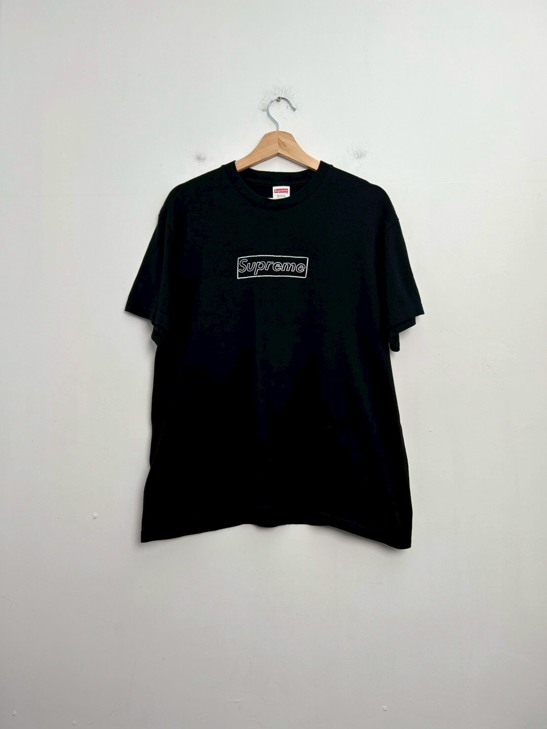Supreme x KAWS Chalk logo Tee SIZE M
