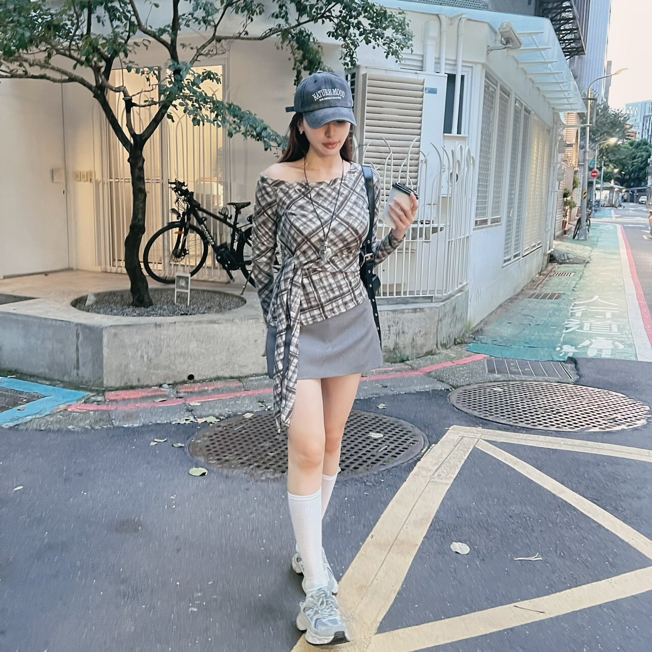 短絨斜肩格紋側綁上衣/二色