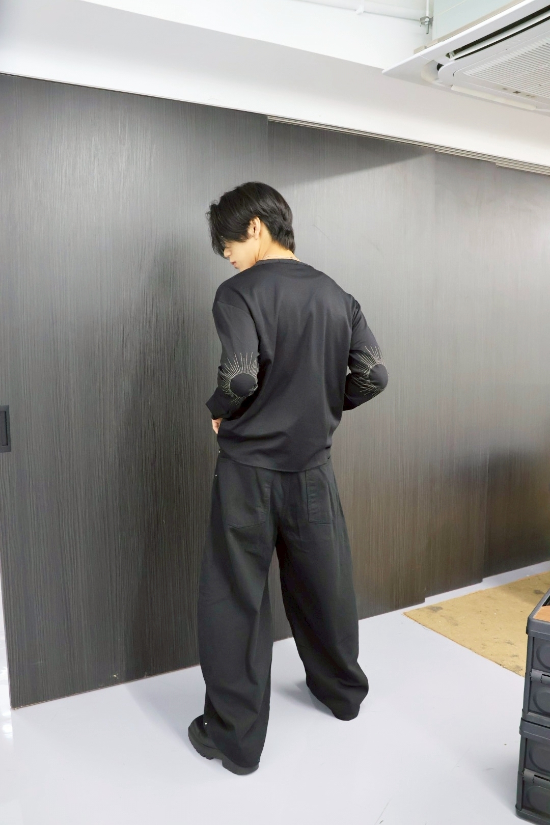 手肘刺繡亨利領薄長袖