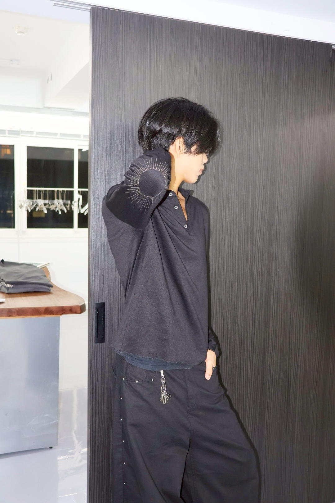 手肘刺繡亨利領薄長袖