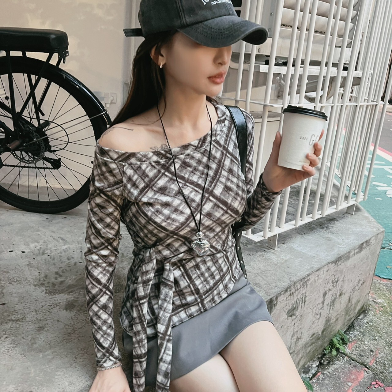 短絨斜肩格紋側綁上衣/二色