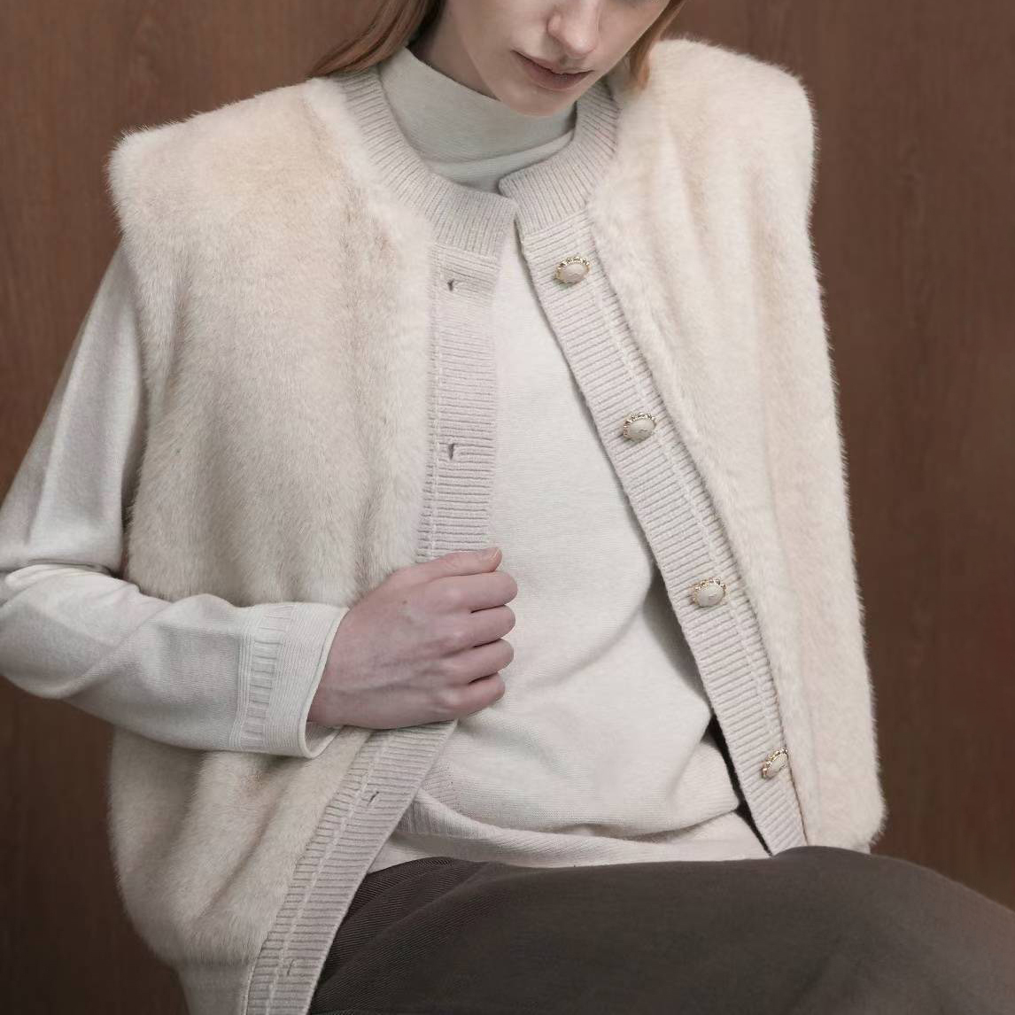 毛絨絨後拼接麻花針織圓領排釦背心外套