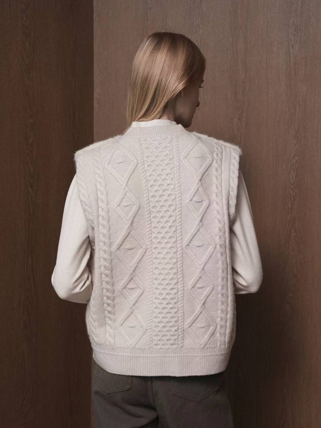 毛絨絨後拼接麻花針織圓領排釦背心外套