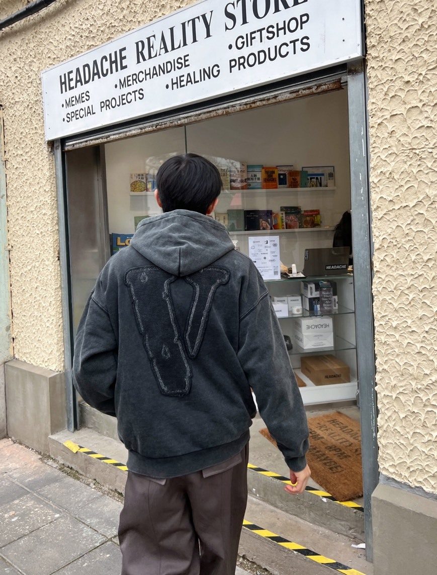 VLONE 背後大logo 字母 刺繡 黑色 拉鍊 連帽外套 VLZH25001