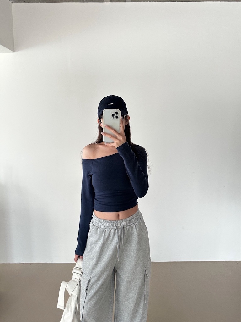 小露香肩側抓皺斜肩罩杯長袖上衣